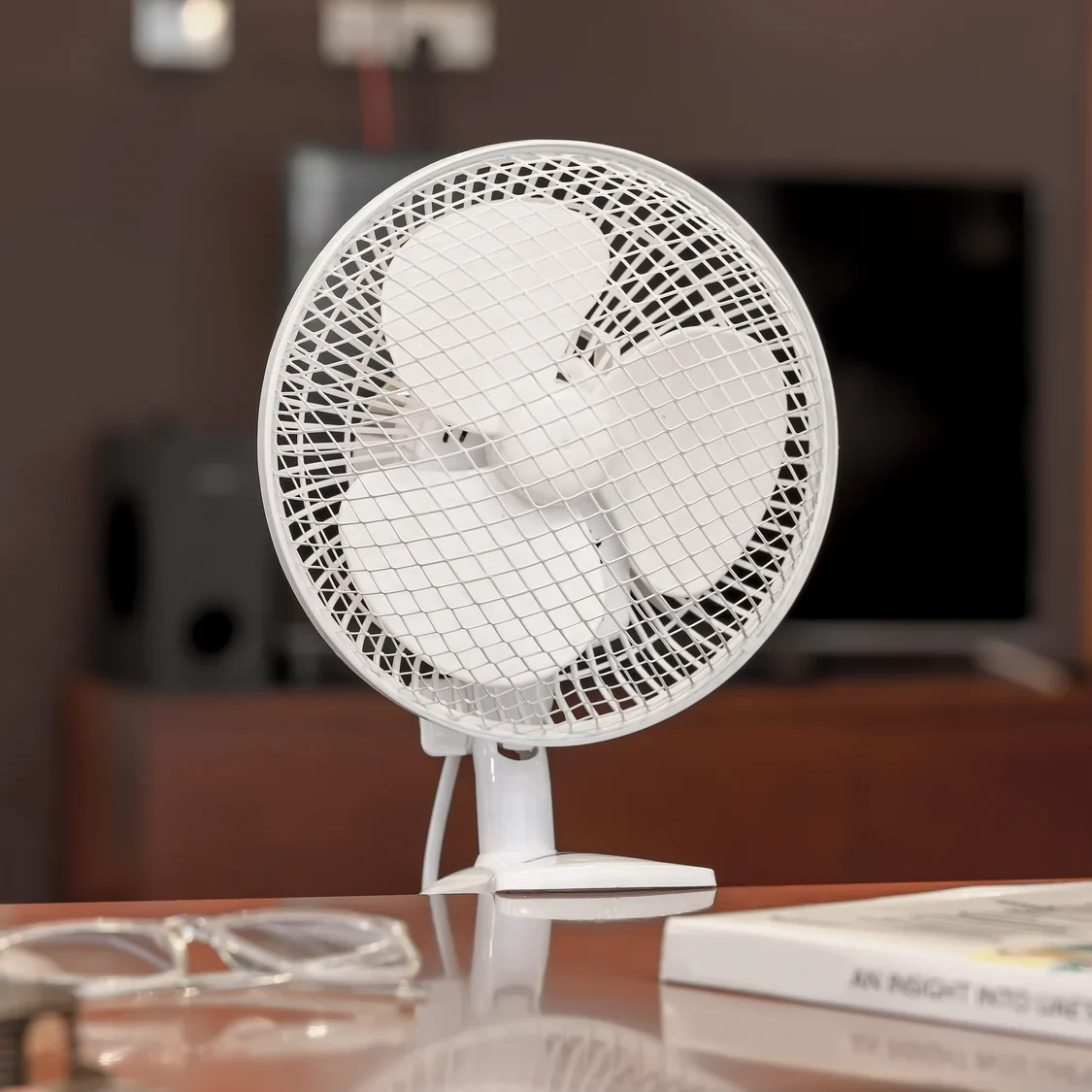 Geepas GF9626 is an 8-inch fan that works as both a table fan and a clip fan. It features a super quiet copper motor, making it very noise-free
